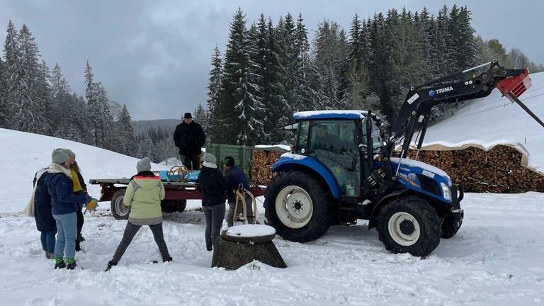 Ein Traktor und die Gruppe der 72-Stunden-Aktion in Schwarzenbach im Schnee (Foto: SWR3, 72-Stunden-Gruppe in Schwarzenbach)